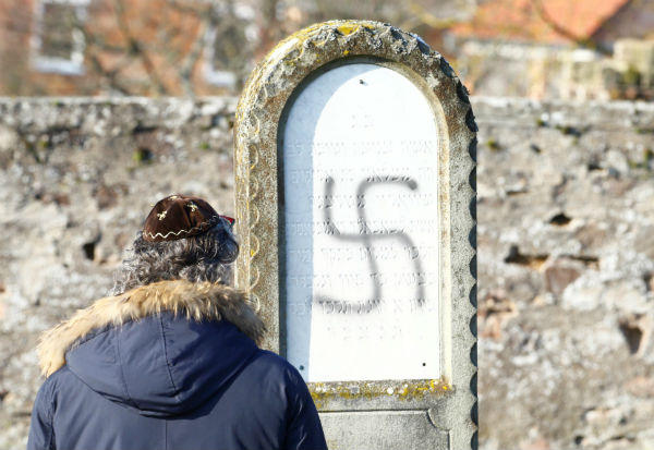 כתובות נאצה על מצבות בבית קברות יהודי בצרפת